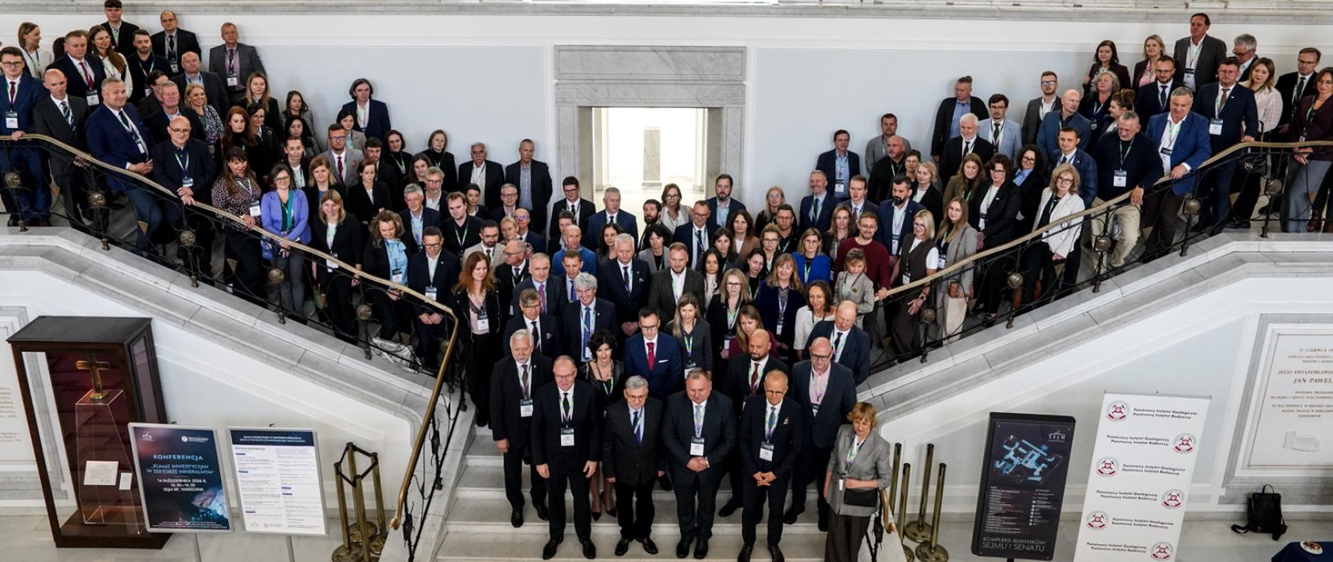 Grupa osób stojących na schodach