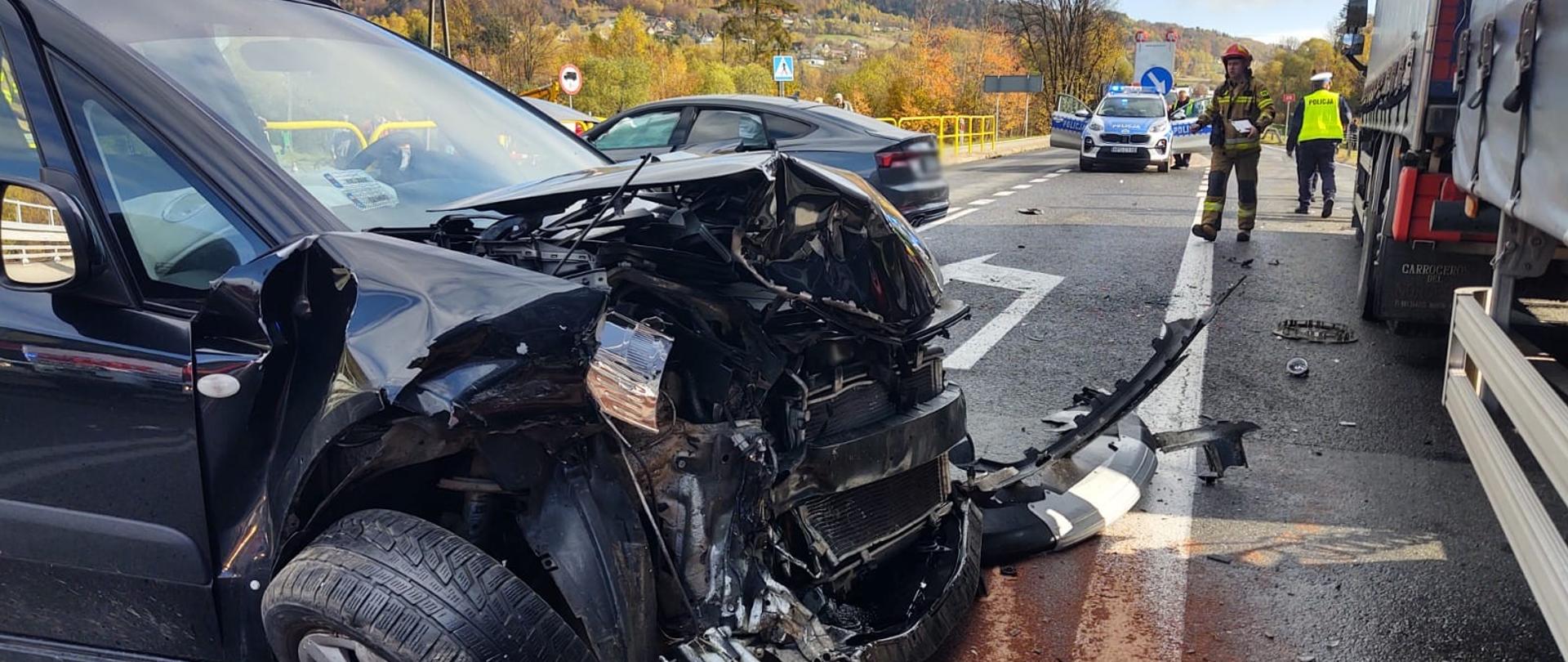 Rozbity samochód osobowy oraz fragment samochodu ciężarowego.