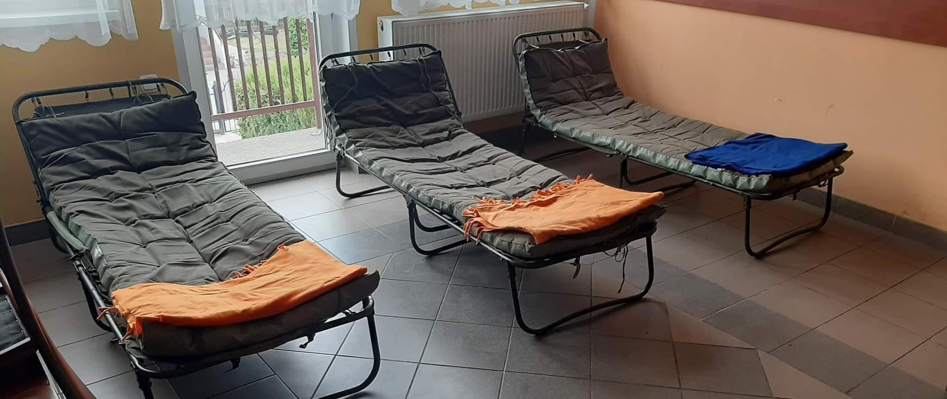 Zdjęcie przedstawia łóżka polowe w remizie OSP dla uchodźców z Ukrainy 