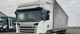 Ciągnik siodłowy marki Scania z naczepą podczas kontroli Inspekcji Transportu Drogowego na placu postojowym