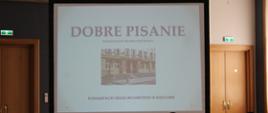 Zdjęcie przedstawia slajd tytułowy prezentacji dotyczącej projektu językowego "Dobre pisanie". To dobra praktyka Podkarpackiego Urzędu Wojewódzkiego. Zaprezentowały ją pracowni9ce PUW w Rzeszowie w trakcie inauguracyjnego spotkania zespołu liderów prostego języka w służbie cywilnej, w KPRM.