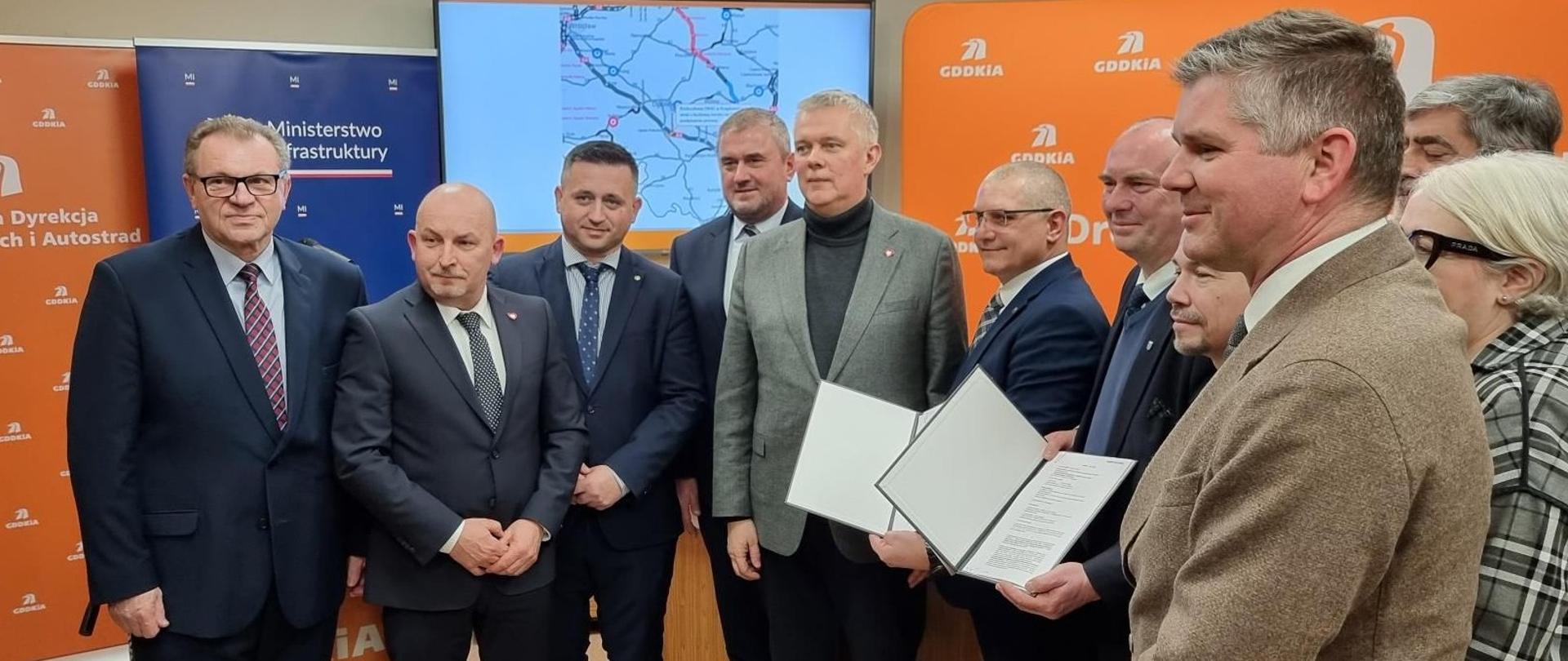 Briefing prasowy z udziałem wiceministra infrastruktury Stanisława Bukowca oraz ministra, koordynatora służb specjalnych Tomasza Siemoniaka w związku z podpisaniem umów na budowę obwodnicy Sidziny i rozbudowę DK45