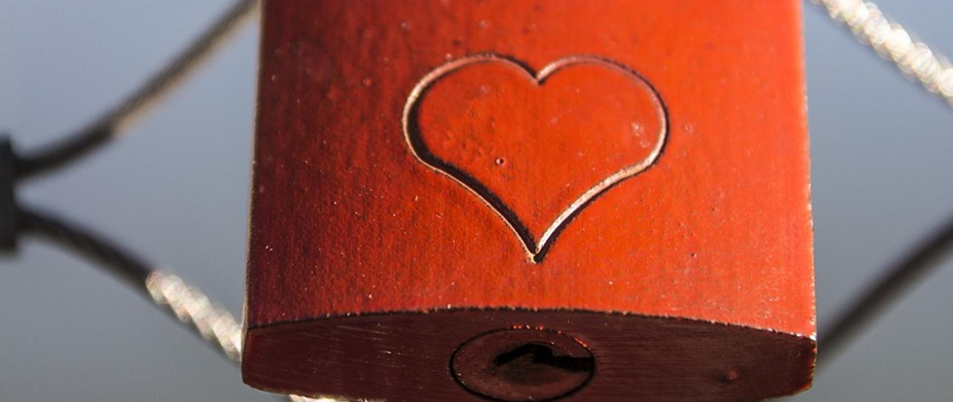 Kłódka w grawerem serca