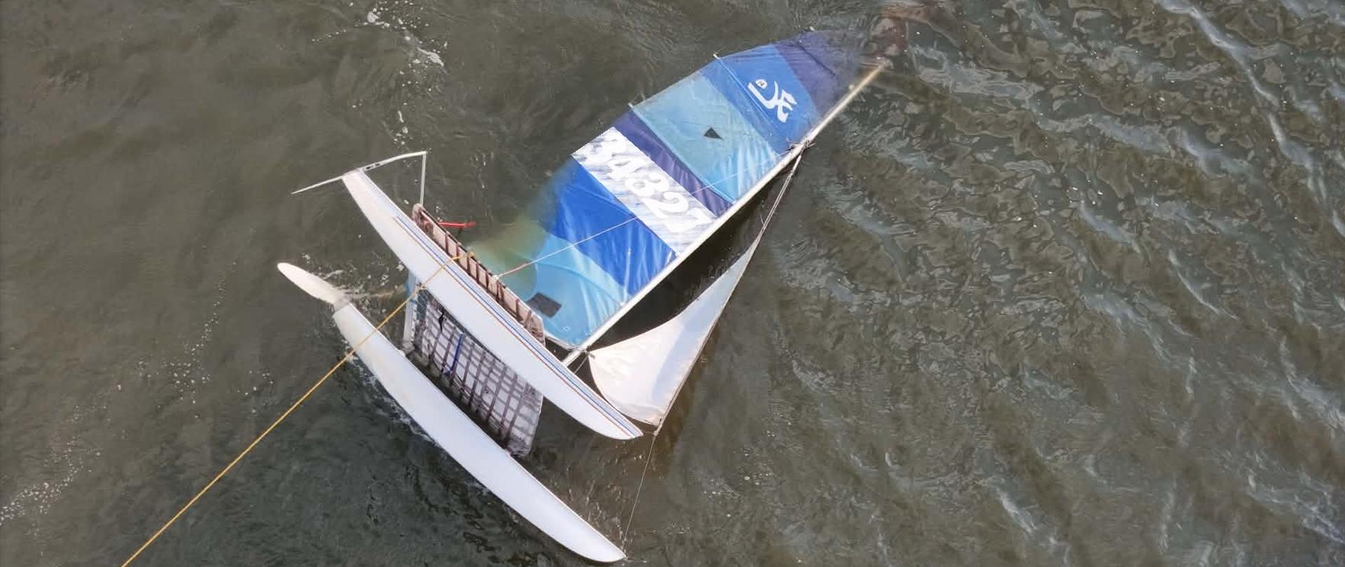 PRZEWRÓCONY KATAMARAN NA JEZIORZE BRDOWSKIM 