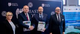 Na zdjęciu do lewej strony: Agnieszka Górzyńska, Członek Zarządu- Zastępca Prezesa Toruńskich Wodociągów Sp. z o. o., Władysław Majewski, Prezes Zarządu Toruńskich Wodociągów Sp. z o. o, Robert Gajda, Zastępca Prezesa Zarządu NFOŚiGW, Paweł Gulewski, Prezydent Miasta Torunia.
