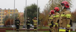 Zdjęcie przedstawia funkcjonariuszy KP PSP Wałcz, w trakcie uroczystej zmiany służby i wciągnięcia flagi państwowej.