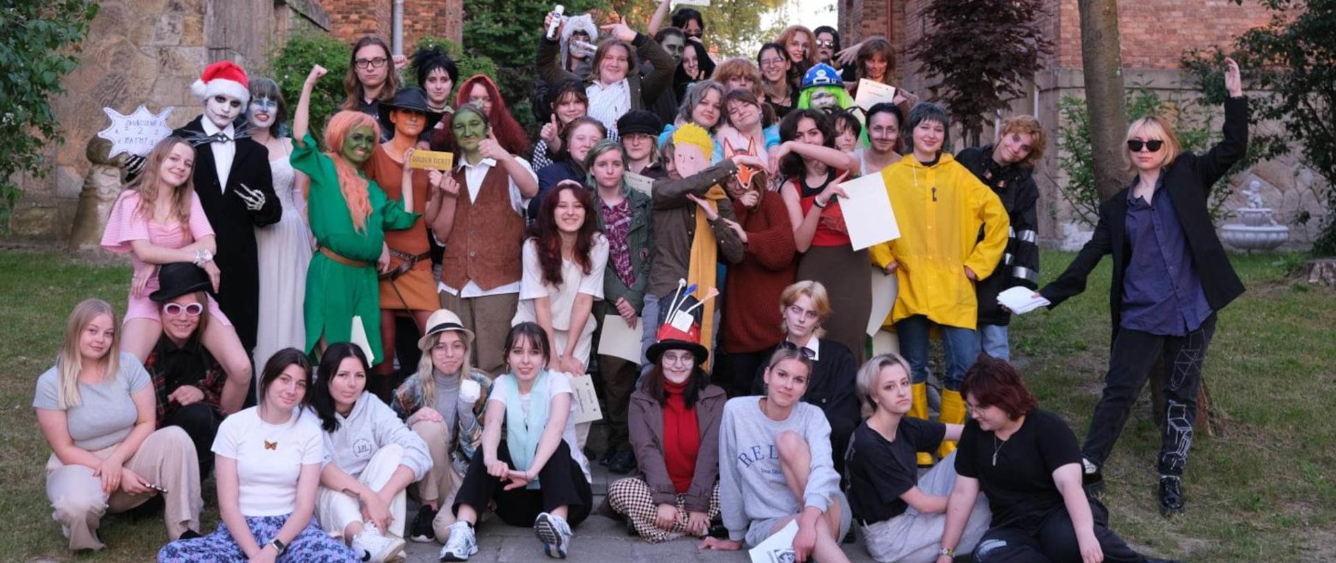 Grupa uczestników wydarzenia w przebraniach do castingu u Tima Burtona