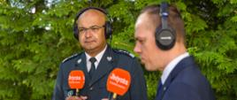 Od prawej: Wiceminister Infrastruktury Rafał Weber i Główny Inspektor Transportu Drogowego Alvin Gajadhur. udzielają wywiadu radiowego o działaniach prowadzonych w ramach akcji „Bezpieczna droga do szkoły”.