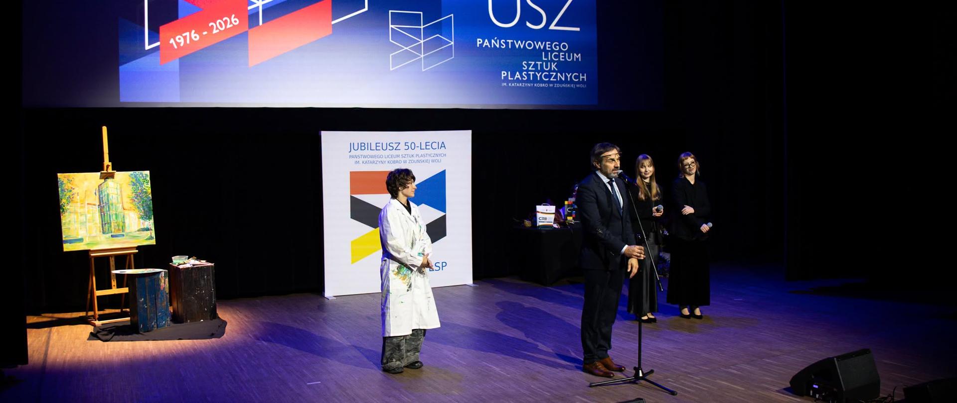 Obraz przedstawia scenę z uroczystości z okazji 50-lecia PLSP im. K. Kobro w Zduńskiej Woli