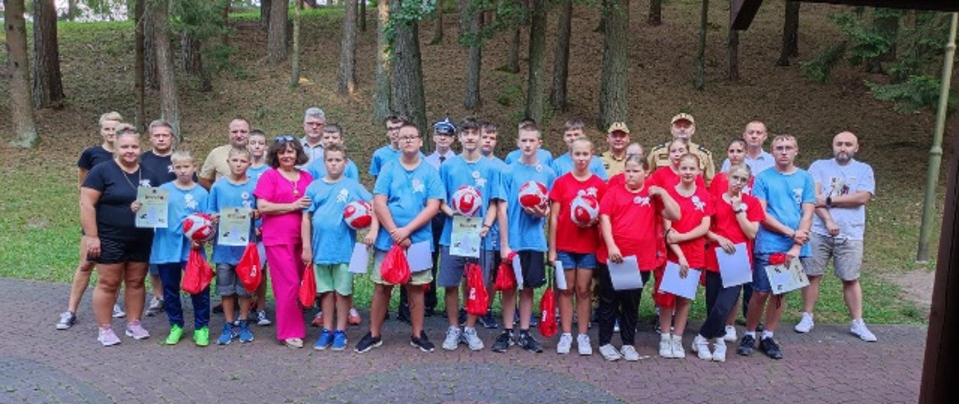 Zdjęcie grupowe wszystkich uczestników z gośćmi