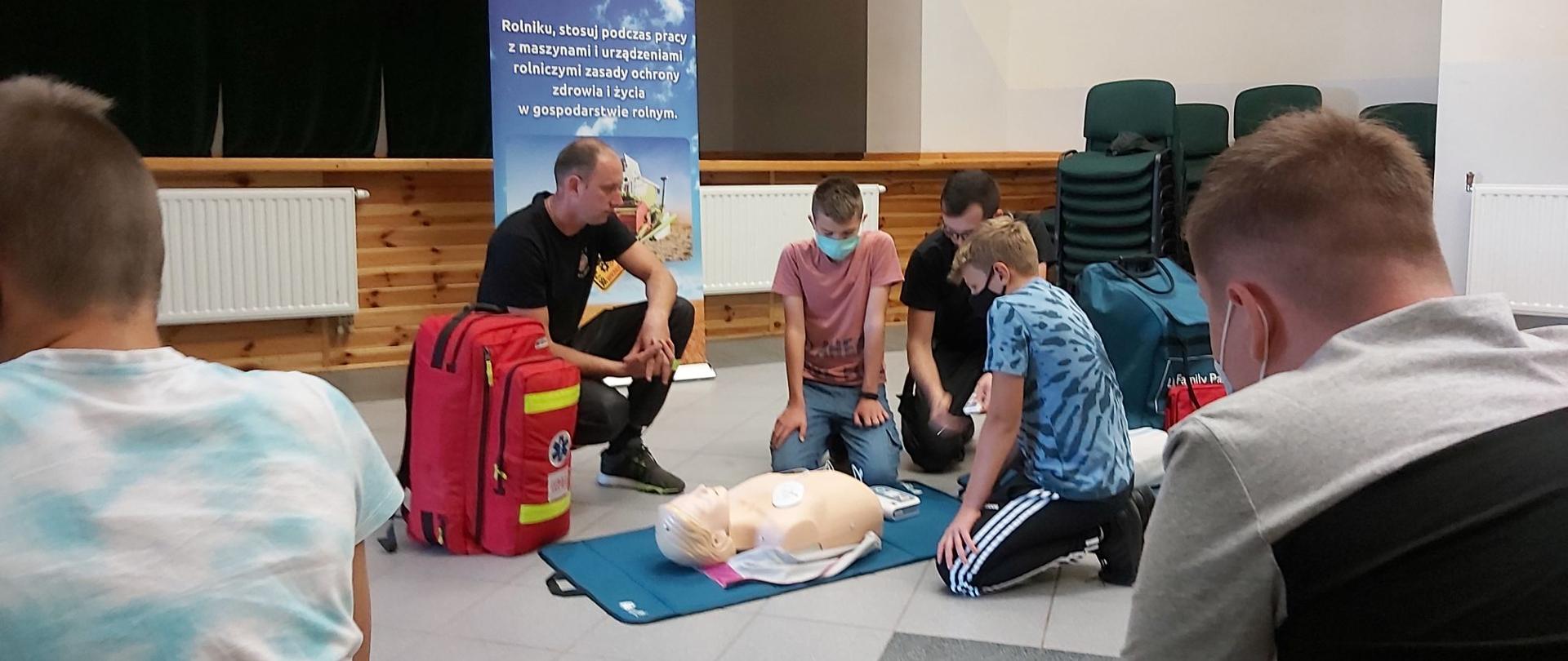 Druhowie OSP Chwałowice pokazują jak udzielać pierwszej pomocy