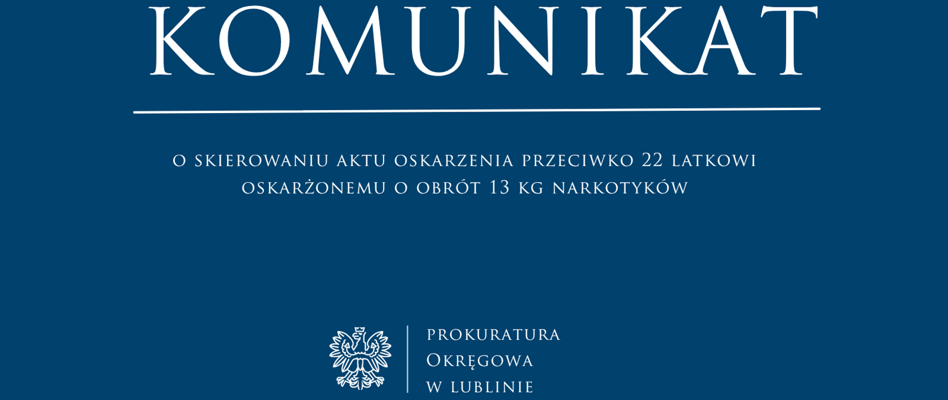 Niebieski baner o treści: Komunikat o skierowaniu aktu oskarżenia przeciwko 22 latkowi oskarżonemu o obrót 13 kg narkotyków