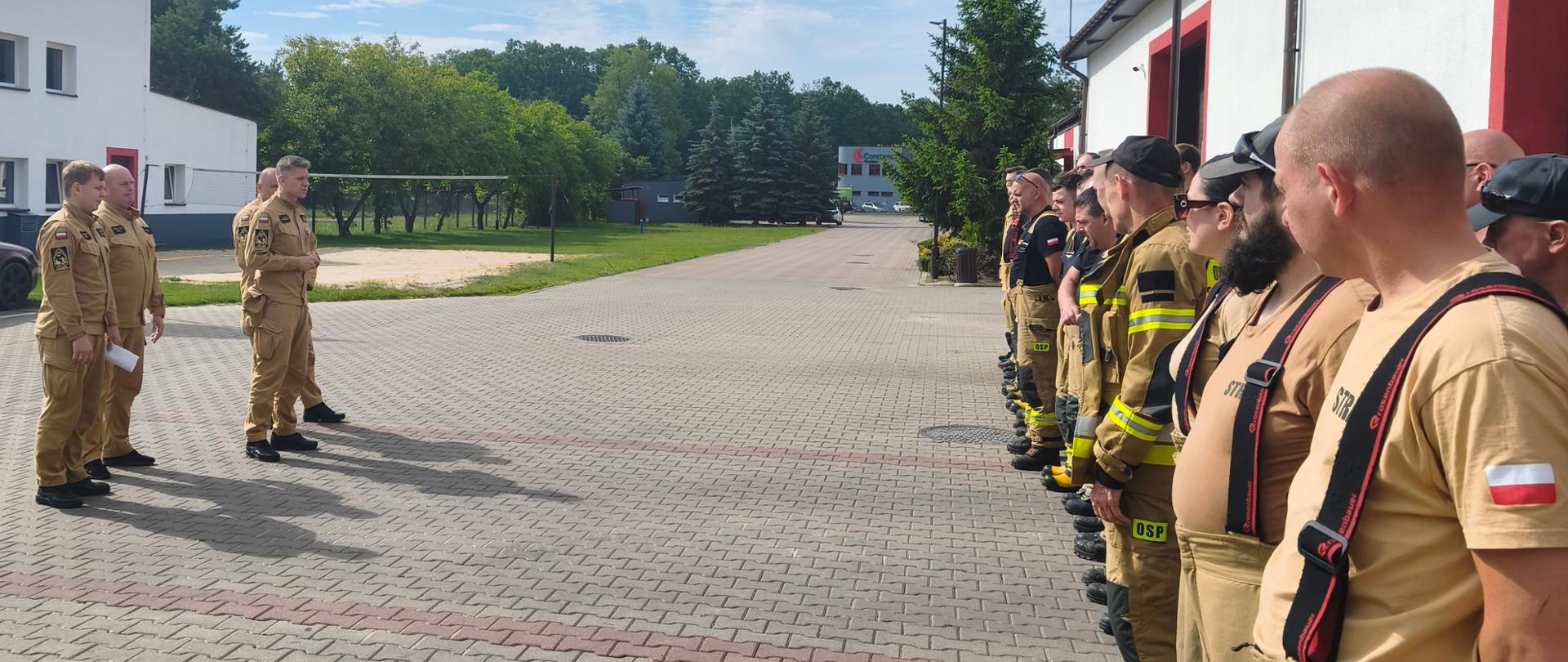 Zbiórka uczestników ćwiczeń na placu Komendy Powiatowej Państwowej Straży Pożarnej w Nowym Dworze Mazowieckim przed rozpoczęciem działań szkoleniowych.