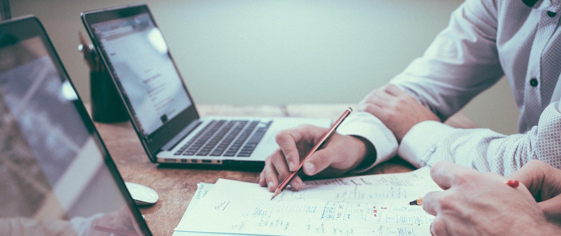 Laptopy, ludzie pracujący.