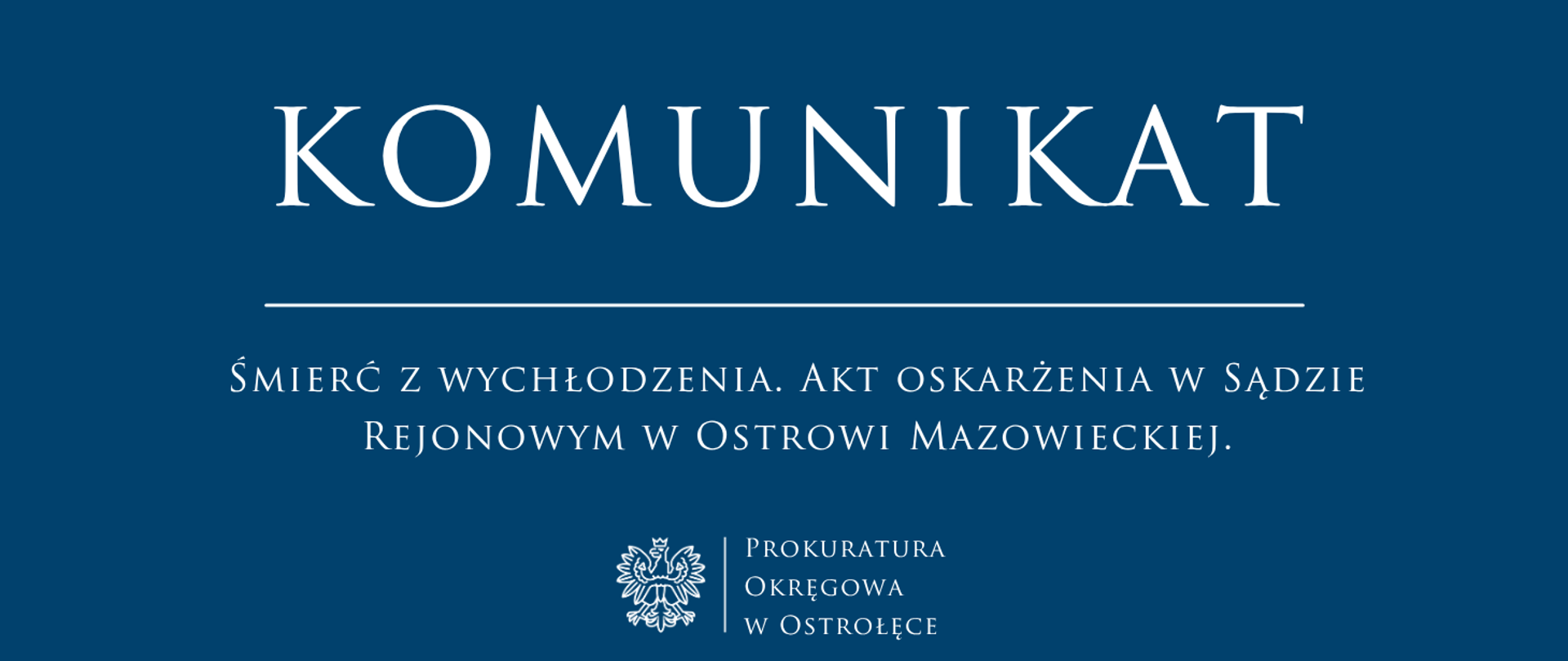 Biały tekst Komunikat Śmierć z wychłodzenia. Akt oskarżenia w Sądzie Rejonowym w Ostrowi Mazowieckiej. na niebieskim tle 