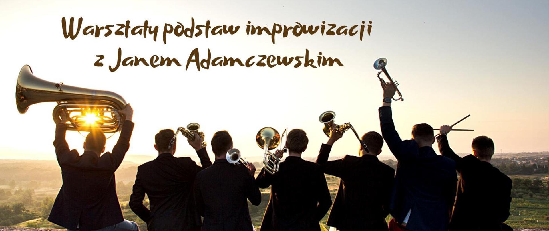 Baner przedstawia grupę mężczyzn stojących tyłem, każdy z nich trzyma instrument dęty blaszany. Patrzą w stronę zachodzącego na horyzoncie słońca.