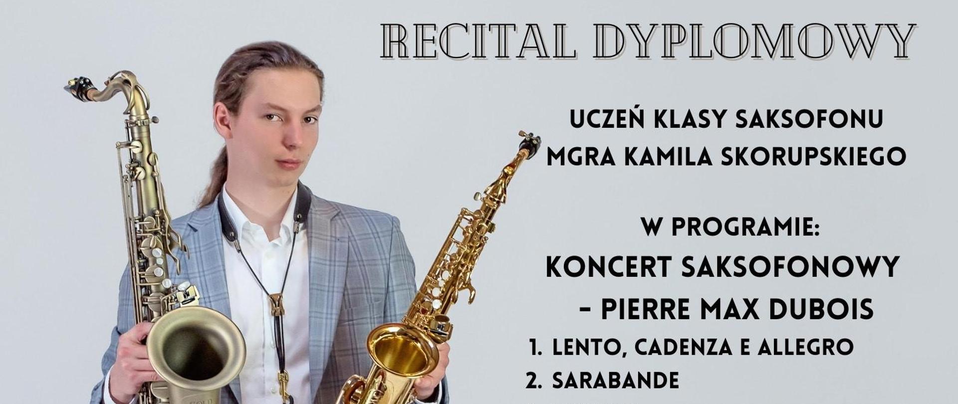Plakat dyplomowy z postacią młodego saksofonisty po lewej stronie. Trzyma w rękach dwa złote saksofony. Ubrany jest w garnitur w kratę niebieską i białą koszulę. Liternictwo z informacjami w kolorze brązowym i białym.