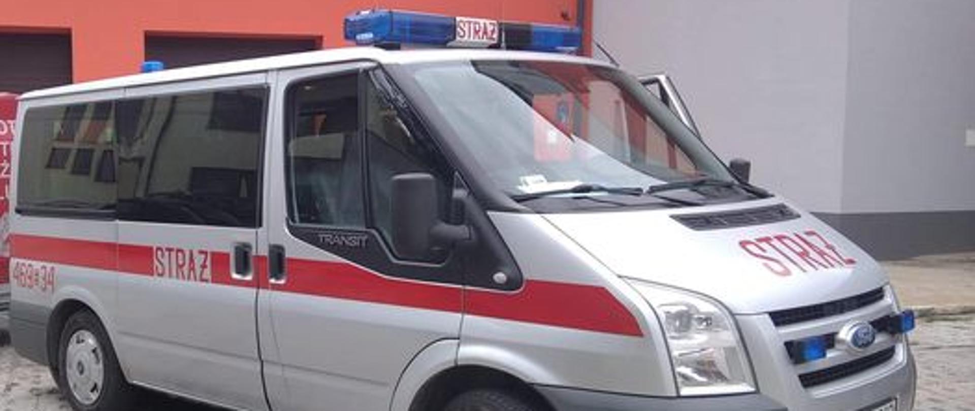 zdjęcie przedstawia samochód specjalny lekki rozpoznania ratowniczego Ford Transit, kolor srebrny metalik, pojazd oznakowany