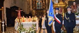 Zdjęcie przedstawia poczet sztandarowy KM PSP w Przemyślu podczas Mszy Świętej w Bazylice Archikatedralnej w Przemyślu
