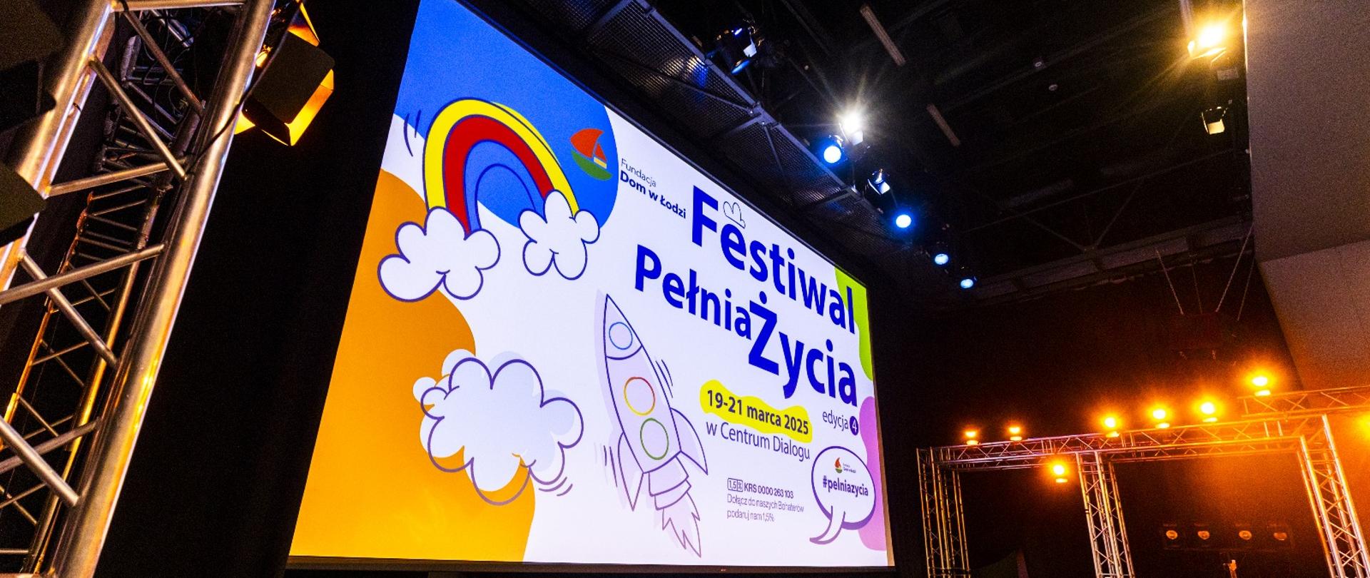 Plansza informująca o czwartej edycji Festiwalu Pełnia Życia 