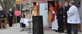 Msza polowa z okazji Dnia Strażaka. Trzech księży odprawiających mszę Świętą oraz zaproszeni goście.