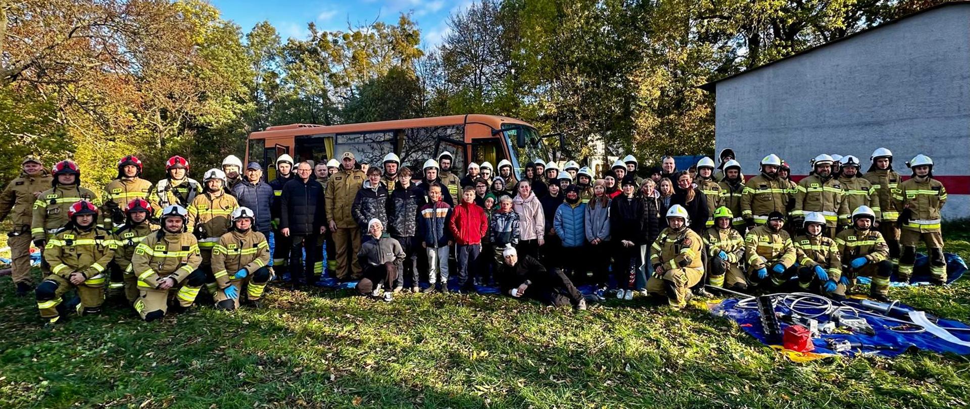Uczestnicy manewrów na wspólnym zdjęciu po zakończeniu ćwiczeń.