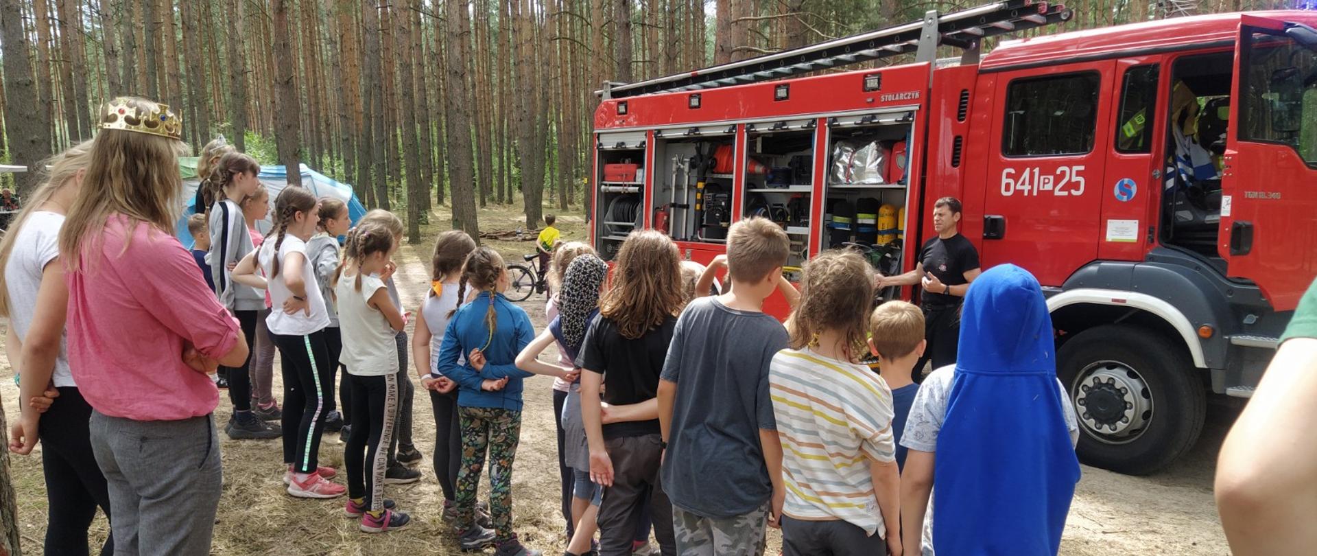 Grupa dzieci, samochód pożarniczy, trwa pogadanka