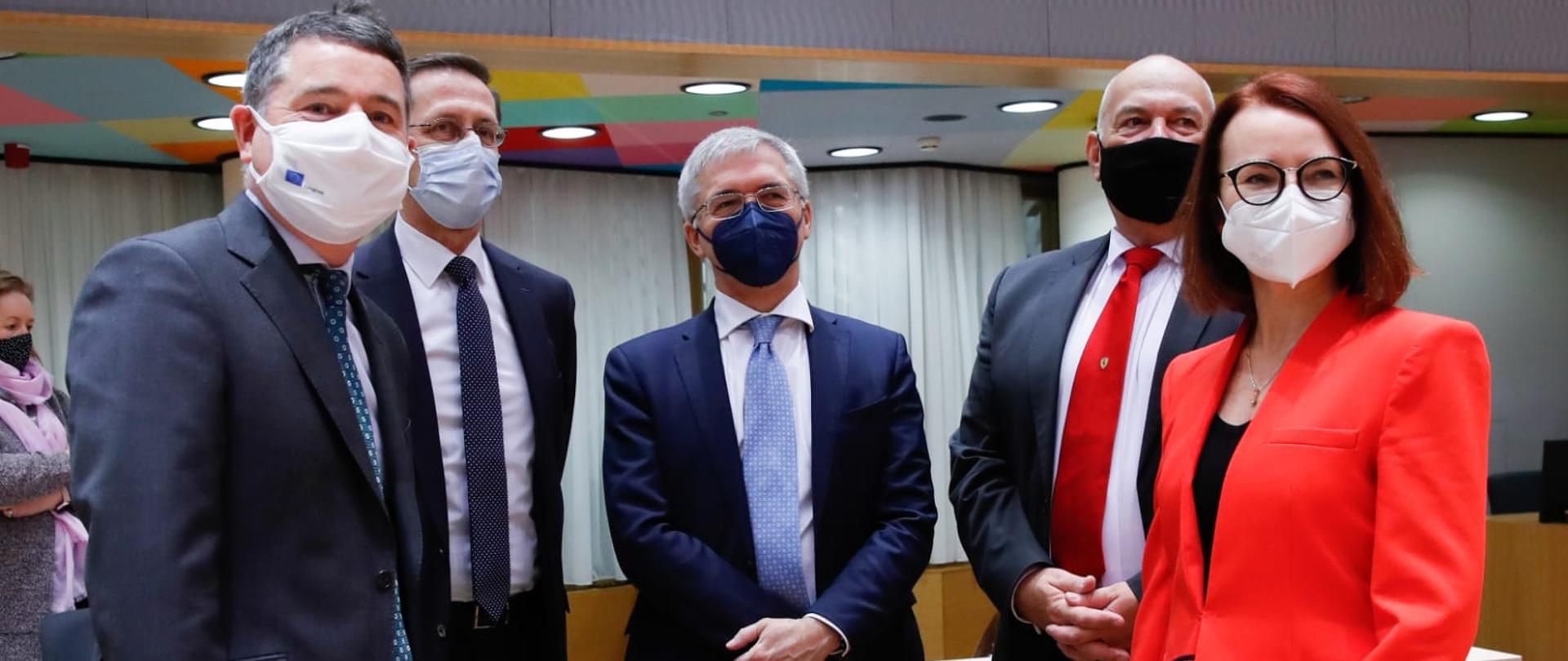 Ministrowie finansów podczas przerwy w posiedzeniu rozmawiają na spotkaniu w Brukseli