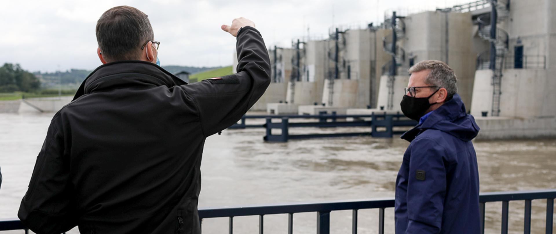 Widok zza premiera na stopień wodny.