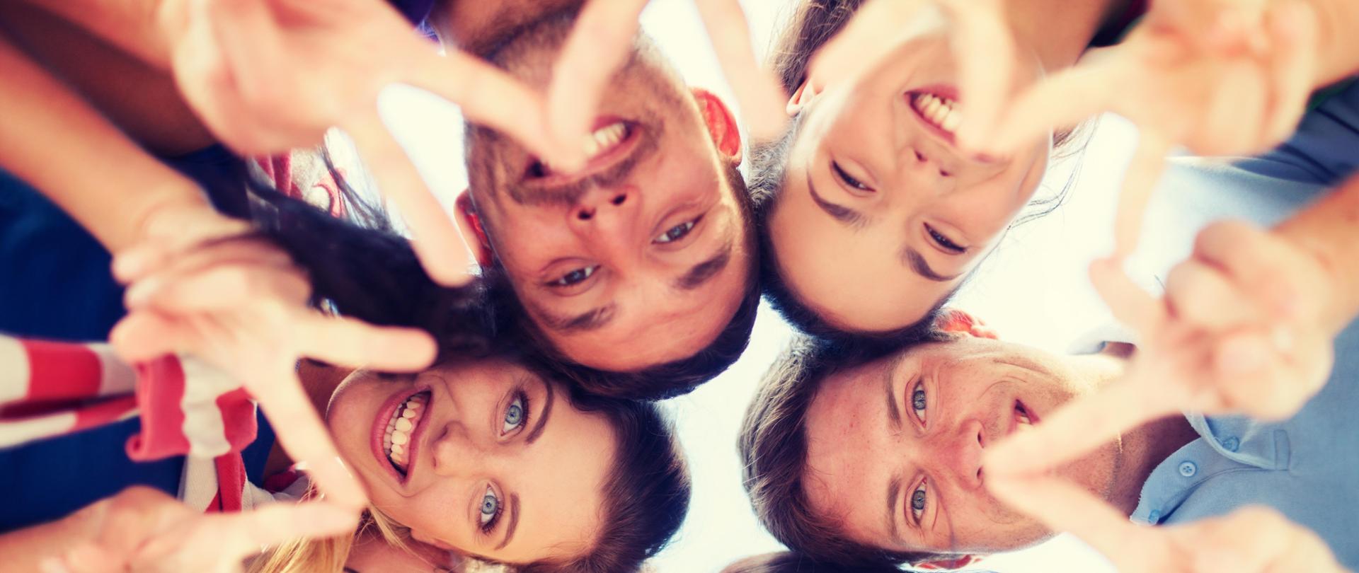 Młodzi i uśmiechnięciu ludzie w okręgu