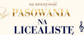 Plakat przedstawia zaproszenie na uroczystość pasowania na licealistę, organizowaną przez Zespół Szkół Muzycznych im. Stanisława Moniuszki w Wałbrzychu. Wydarzenie odbędzie się 9 października 2026 roku o godzinie 10:45 w auli szkoły przy ulicy Moniuszki 41. Grafika utrzymana jest w eleganckiej, jasnokremowej i granatowej kolorystyce ze złotymi akcentami. W lewym dolnym rogu widnieje stos kolorowych książek zwieńczony czarnym biretem, a po prawej stronie umieszczono czarny klucz wiolinowy z nutami.