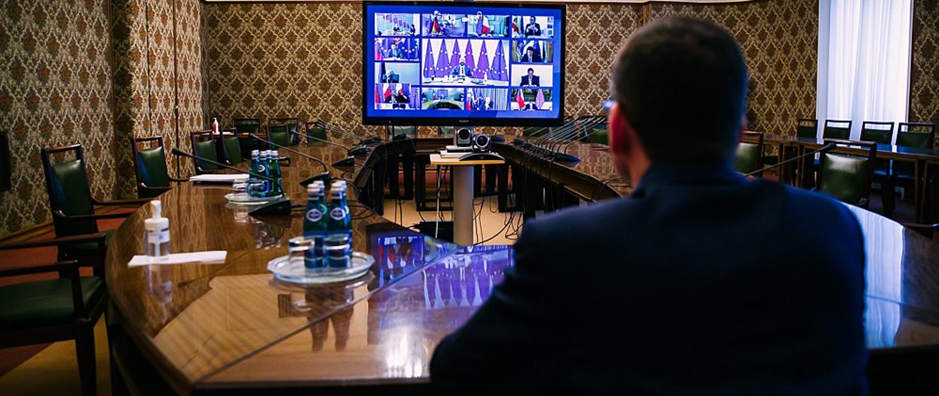Premier Mateusz Morawiecki podczas wideokonferencji.