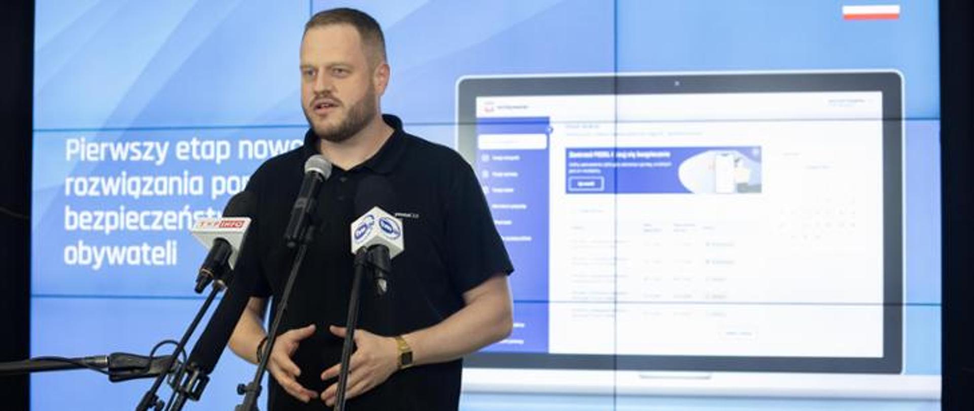 Zdjęcie ministra cyfryzacji Janusza Cieszyńskiego ogłaszającego I etap nowego rozwiązania poprawiającego bezpieczeństwo danych obywateli