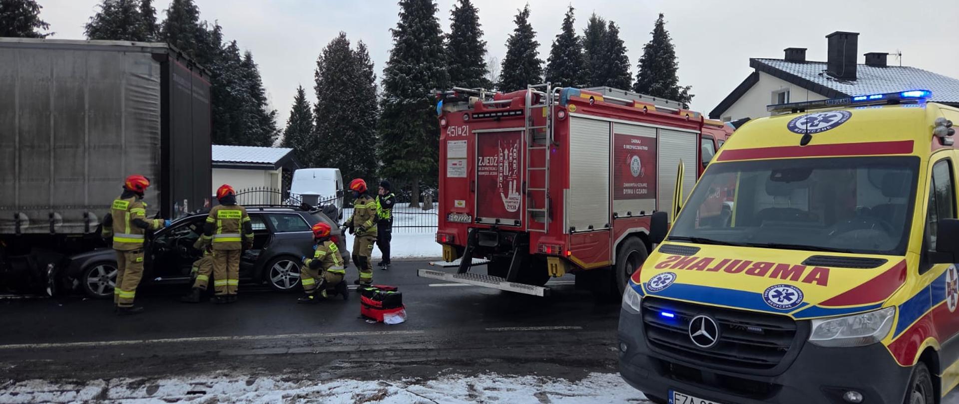 Strażacy, karetka prowadzą działania ratownicze 
