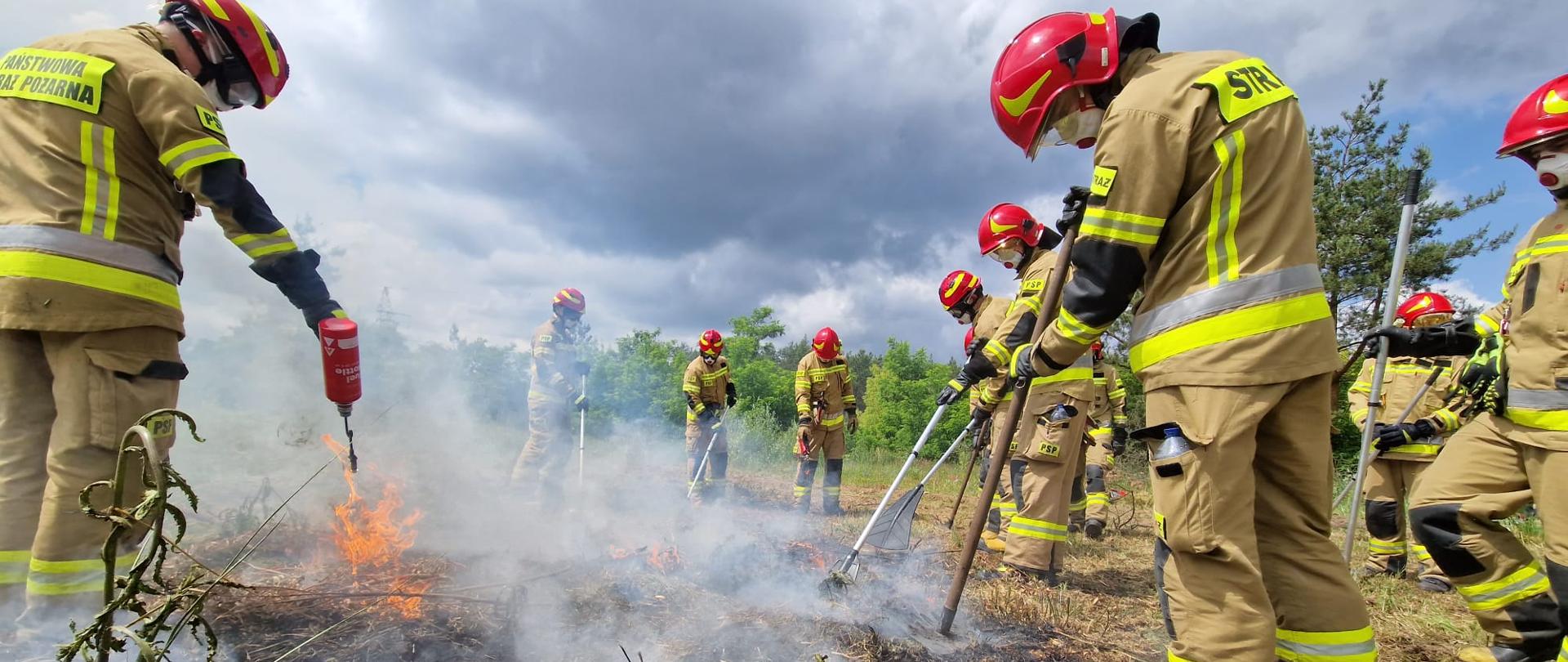 gaszenie pożaru trway przez strażaków