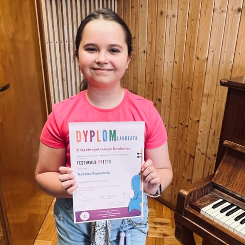 Natalia Pustelnik z dyplomem