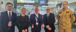 Do zdjęcia pozują (od lewej) zastępca dyrektora Biura Ochrony Ludności KG PSP, p. Maria Zuber, szefowa Wydziału ds. Bezpieczeństwa i Świadomości Sytuacyjnej w DG ECHO, komendant główny PSP, Maciej Popowski Dyrektor Generalny DG ECHO, mł. kpt. Waldemar Wielgosz strażak z modułu GFFFV Poznań