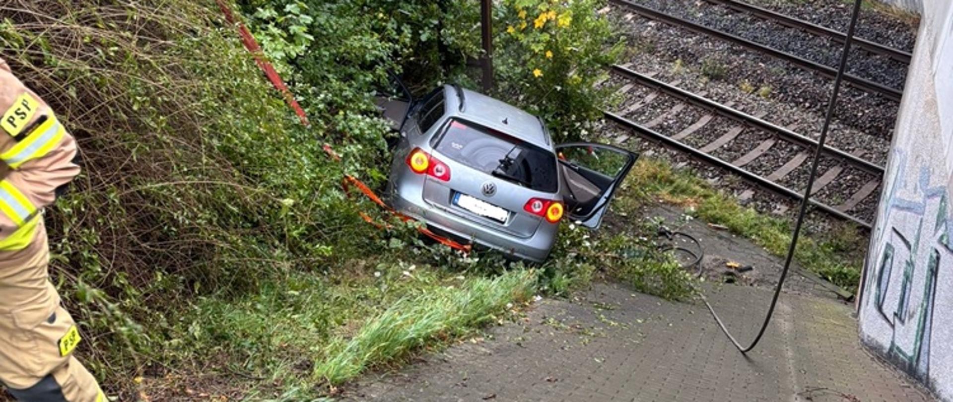 Uszkodzony samochód pod wiaduktem.