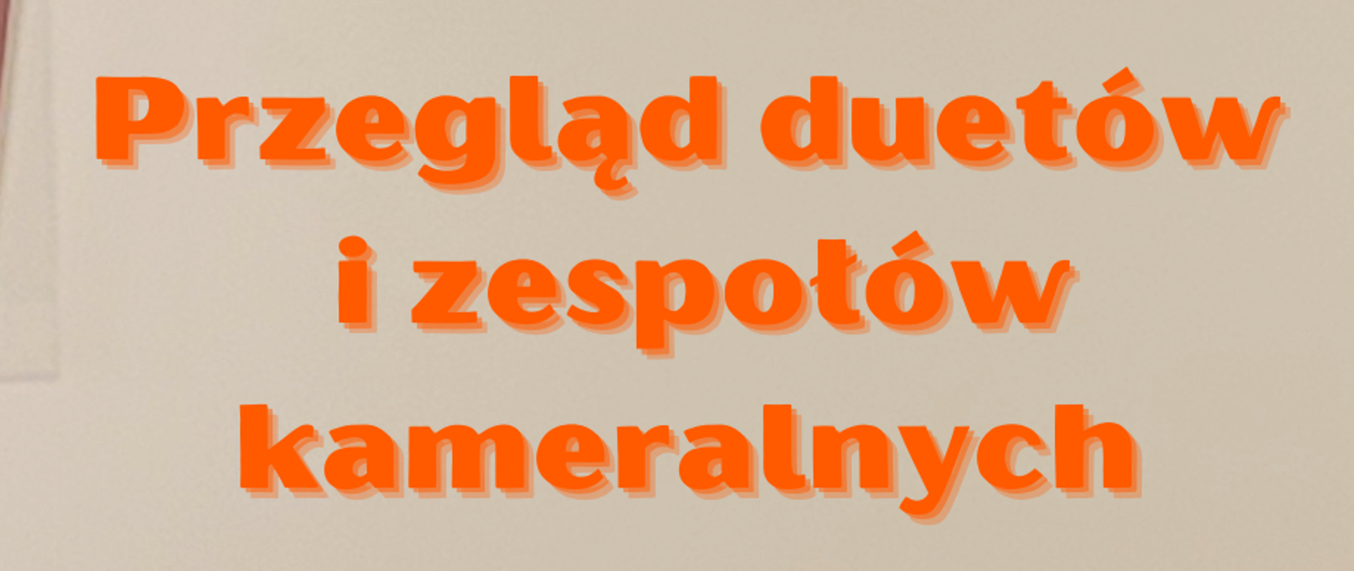 Na plakacie przedstawione są 3 dziewczynki które grają na skrzypcach zespole kameralnym. W treści plakatu umieszczony jest napis Przegląd duetów i zespołów kameralnych 13.05.2024 w kolorze pomarańczowym