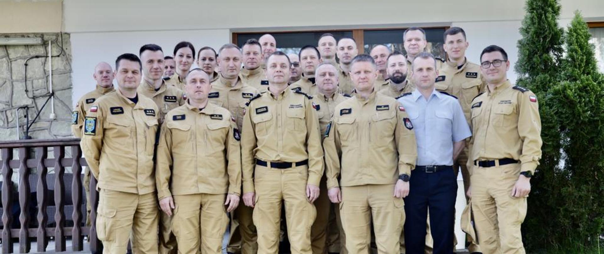 Narada szkoleniowo-warsztatowa oficerów prasowych i zespołów prasowych PSP województwa opolskiego - wspólne zdjęcie grupowe uczestników narady.