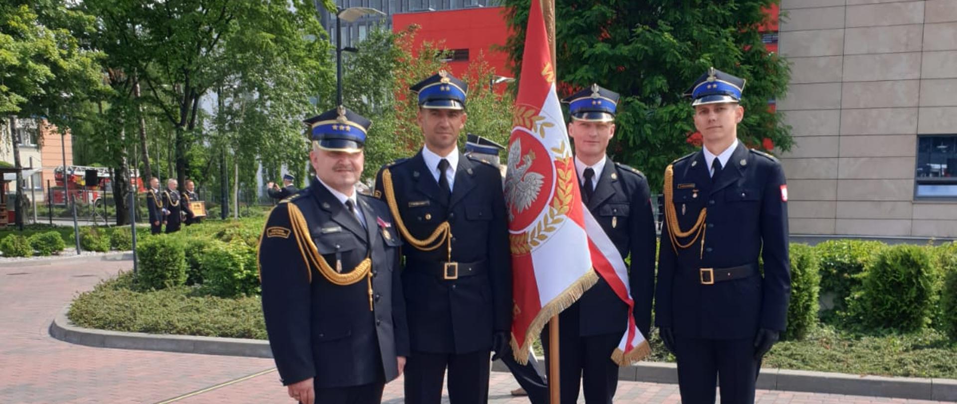 W dniu dzisiejszym na placu Komendy Wojewódzkiej PSP w Warszawie odbyły się uroczystości Mazowieckiego Dnia Strażaka. Dla Komendy Powiatowej PSP w Przasnyszu było wyróżnieniem wystawienie delegacji pocztu sztandarowego i reprezentowanie naszej Komendy podczas tak ważnej uroczystości.
Skład Pocztu Sztandarowego:
• mł.kpt. Rafał Smoliński
• mł.kpt. Paweł Spodobalski
• mł.kpt. Damian Koźlikowski
W obchodach Mazowieckiego Dnia Strażaka wziął udział m.in. Sekretarz Stanu w Ministerstwie Spraw Wewnętrznych i Administracji Pan Maciej Wąsik, Komendant Główny PSP gen. brygadier Andrzej Bartkowiak, Mazowiecki Komendant Wojewódzki PSP nadbryg. Jarosław Nowosielski wraz z Zastępcami, Komendanci Powiatowi/Miejscy oraz licznie zaproszeni goście.
