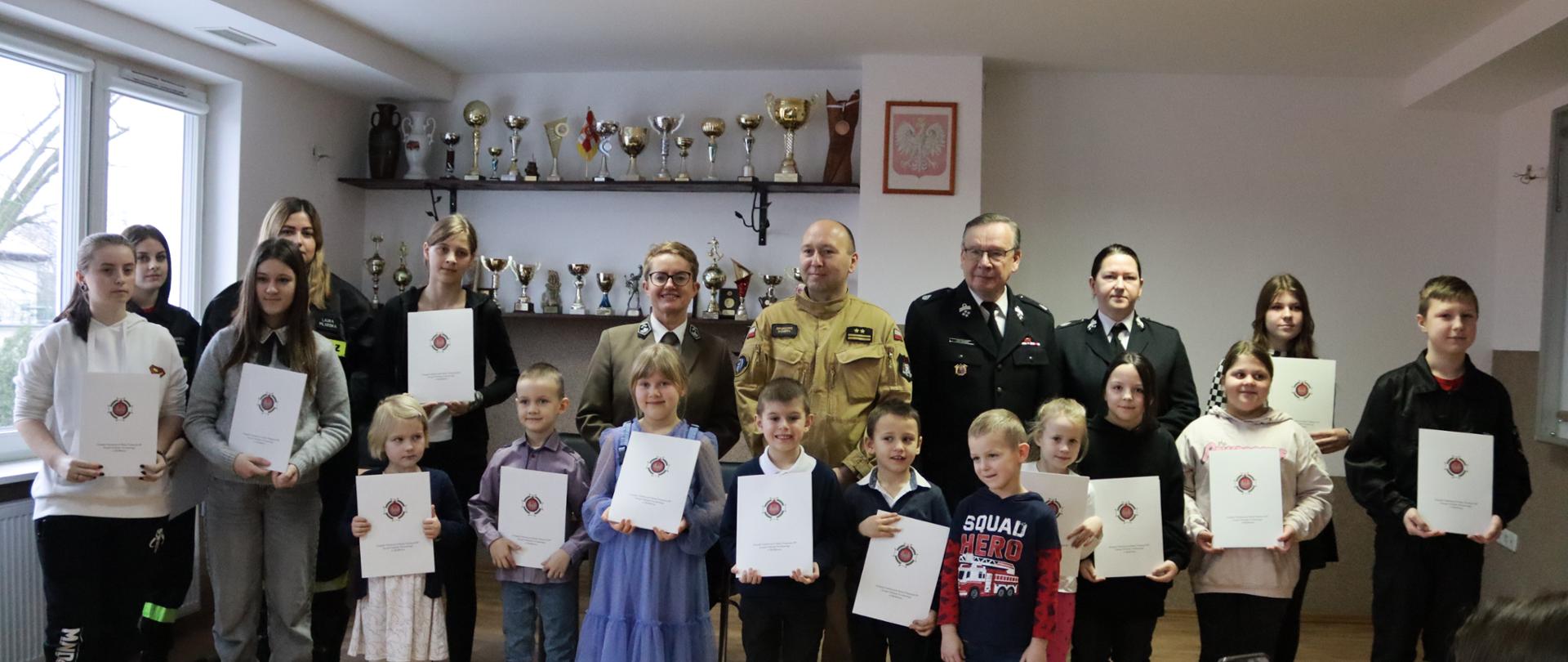Zdjęcie przedstawia laureatów powiatowych eliminacji ogólnopolskiego strażackiego konkursu plastycznego ZOSP RP.