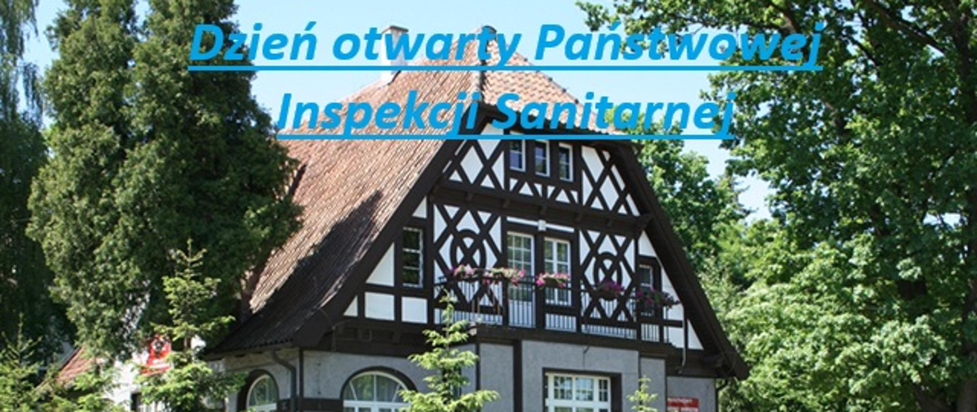 budynek zabytkowy w otoczeniu drzew