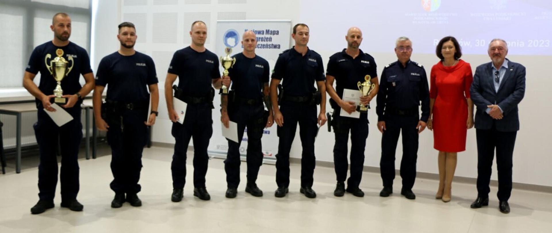 Wojewoda podkarpacki Ewa Leniart i nagrodzeni policjanci