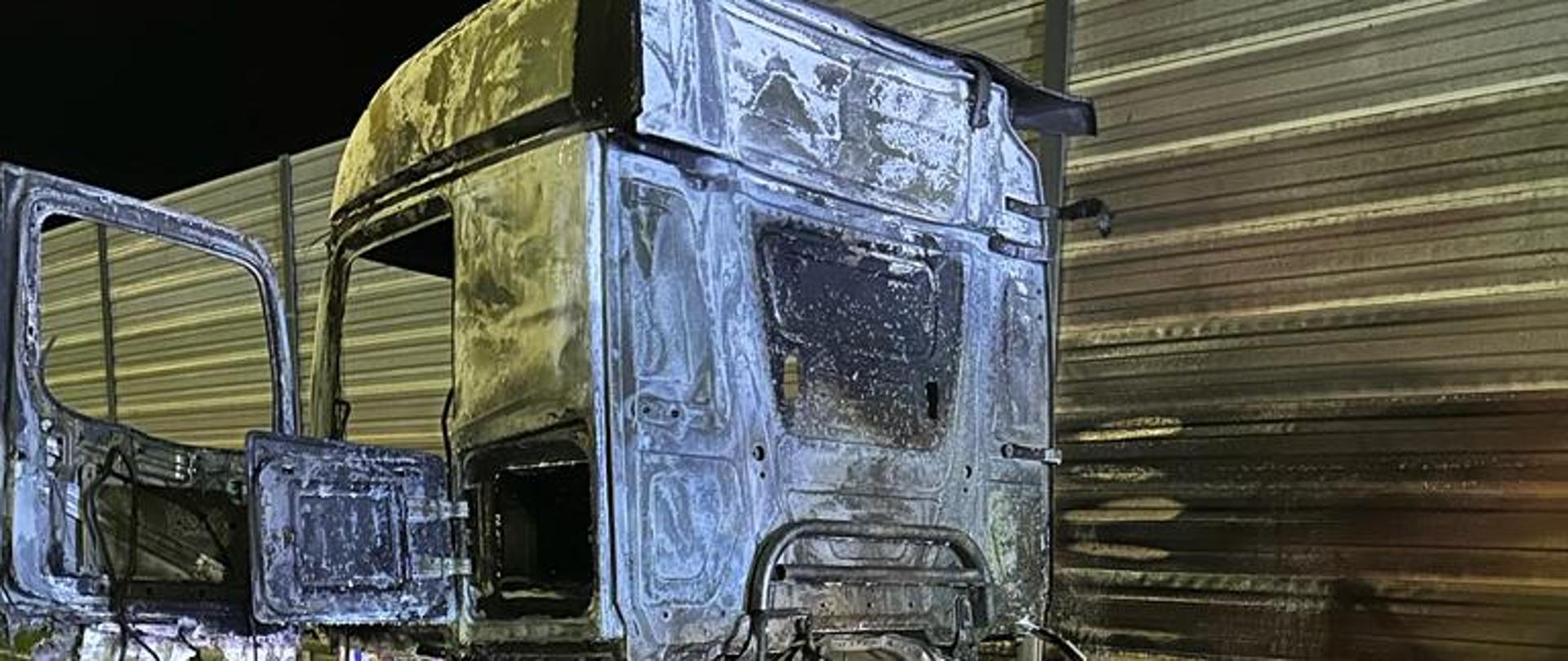 Zdjęcie przedstawia spalony ciągnik siodłowy.