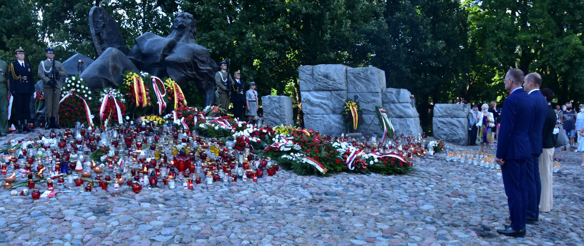Wojewoda złożył kwiaty na kurhanie przed Pomnikiem „Polegli-Niepokonani” na Cmentarzu Powstańców Warszawy na Woli, w którym znajdują się prochy ponad 50 tys. mieszkańców stolicy poległych w Powstaniu Warszawskim