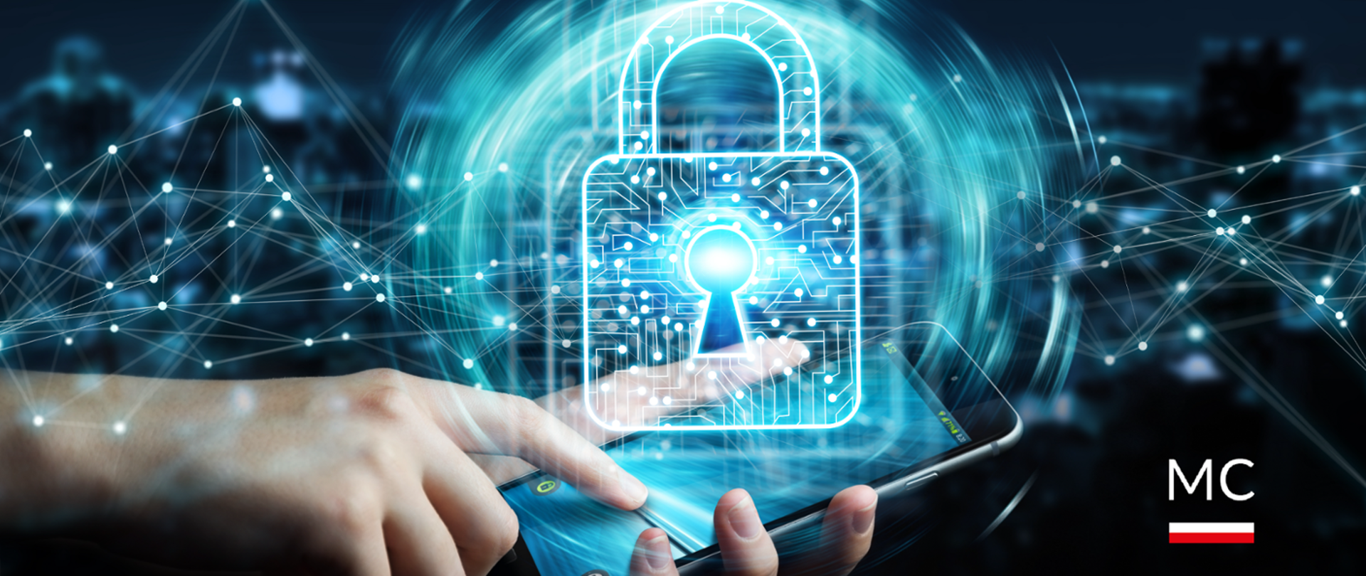 Na zdjęciu widać rękę ze smartfonem w ręce, na środku ilustracja kłódki , w prawym dolnym roku logo Ministerstwa Cyfryzacji ,,MC" pod napisem polska flaga