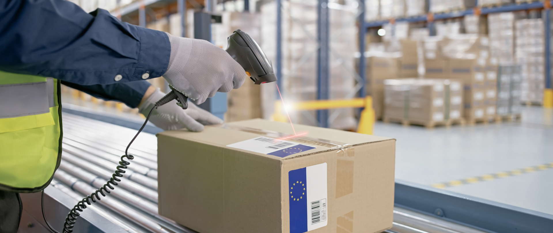 magazyn, na taśmie paczka sprawdzana przez pracownika 