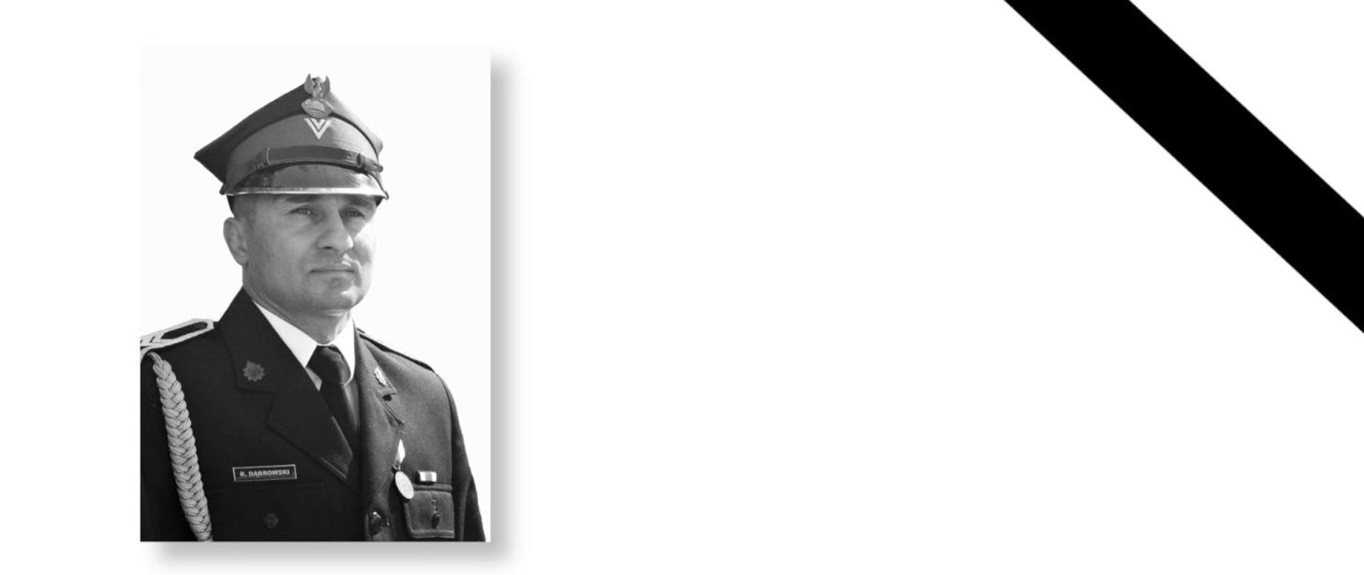 Zdjęcie przedstawia st. ogn. Radosława Dąbrowskiego w umundurowaniu służbowym.