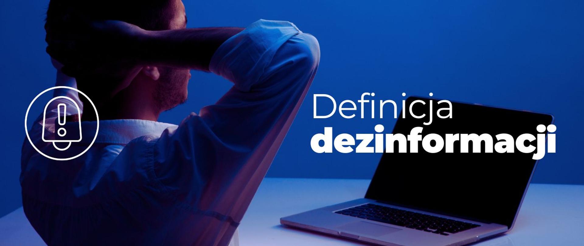 na zdjęciu widnieje mężczyzna z założonymi rękami na kark, patrzący w ekran monitora. Po prawej stronie zdjęcie widnieje napis: Definicja dezinformacji.